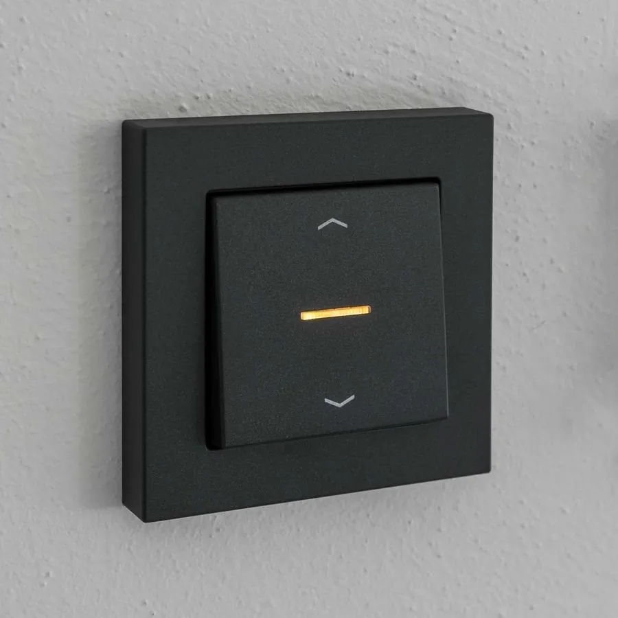 Công tắc điều khiển rèm màu đen với thanh LED trạng thái hổ phách