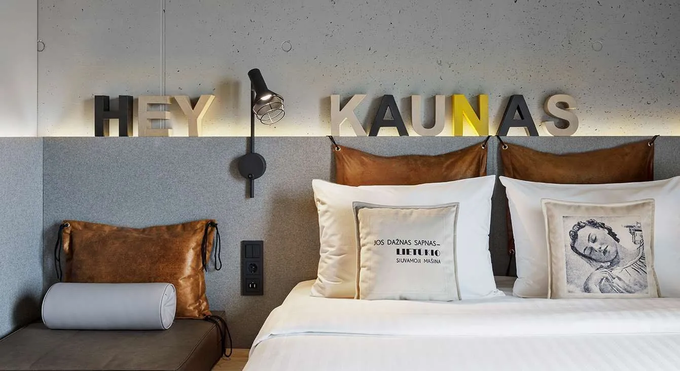 Giường khách sạn boutique với chữ trang trí phát sáng trên tường