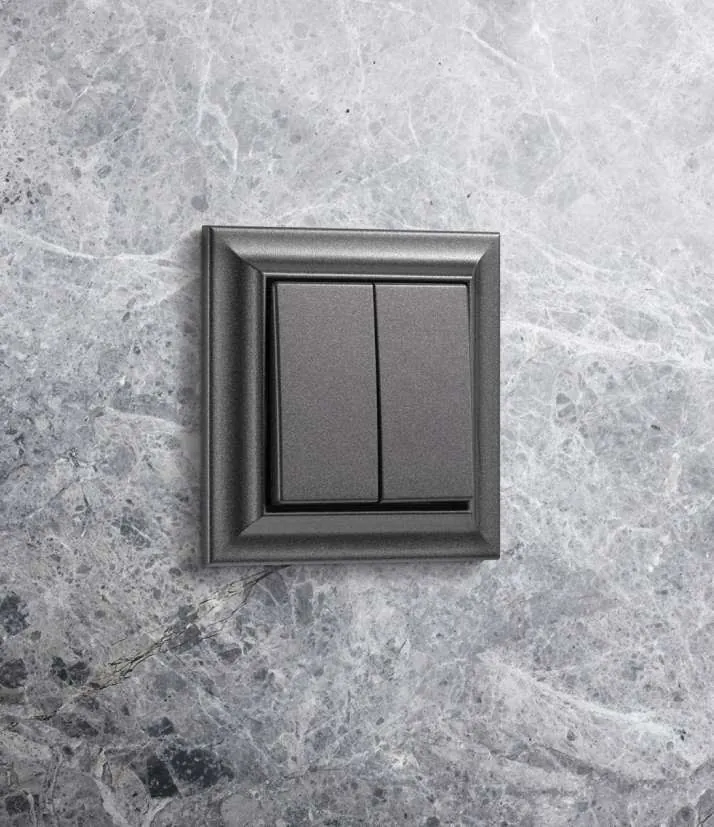 Công tắc anthracite trên tường cẩm thạch xám